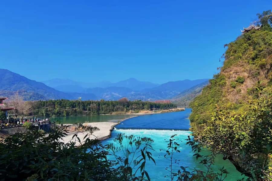 1-Day Mount Qingcheng and Dujiangyan Irrigation System Tour - What to pack and how to stay comfortable