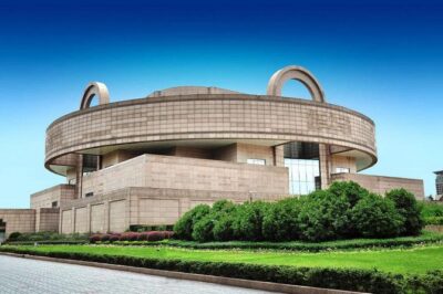 2-Day Shanghai Highlight Tour Combo Package - Day 2: Oriental Pearl Tower Views and Yuyuan Garden’s Old-School Charm
