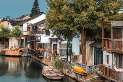2-Day Zhujiajiao Water Town, Shanghai and Suzhou Private Tour - Shanghai’s Classic Hits: Yu Garden, the City God Temple, and the Bund