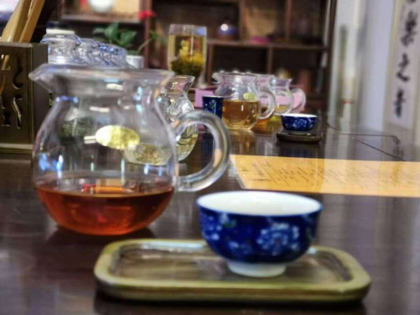 4-Hour Shanghai Best Garden and Temple Tour with Tea Tasting - Old Town Bazaar and the nine lucky bridge: browsing with a plan