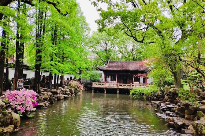4-Hour Shanghai Highlight Tour: Yu Garden and Jade Buddha Temple - Town God Market and the Old-City Streets Around It