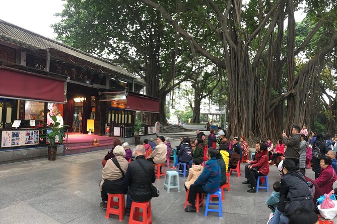 5-Hour Sai Kwan Walking Tour with Unique Food Tasting - Stop 5: Liwan Lake Park, wet-market lanes, and a Taoist Temple visit