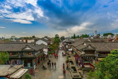 8 Days Private Yunnan Highlight Tour - Day 2 in Kunming: Stone Forest geology plus Green Lake calm