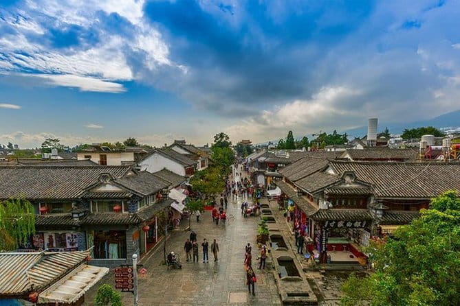 8 Days Private Yunnan Highlight Tour - Day 2 in Kunming: Stone Forest geology plus Green Lake calm