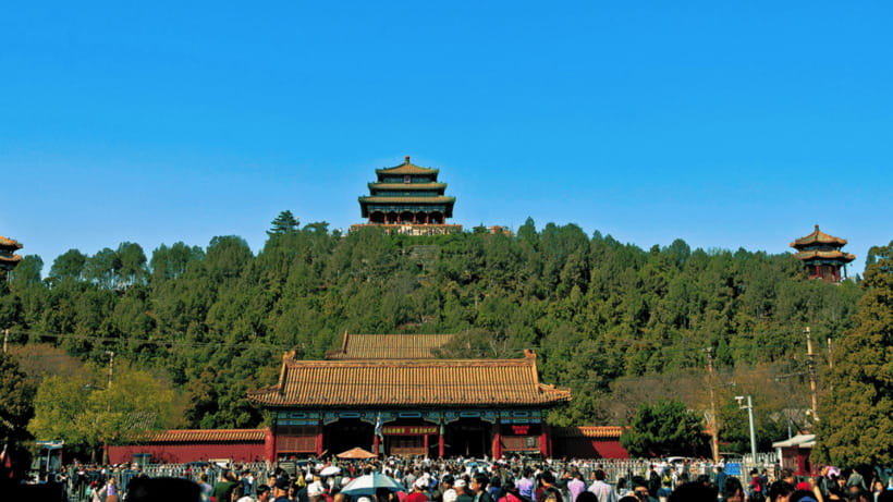 Beijing: JingShan park (palace museum garden) entry ticket - The people vibe: family outings and patriotic pride