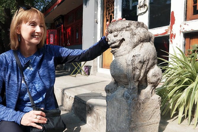 Beijing Walking Food Culture Tour in Hutong and Hidden Places - Stop 1 on Yandai Xiejie: hutong origins and snack-making