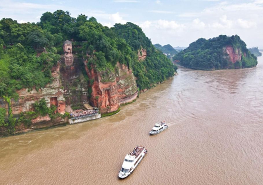 Chengdu panda & Leshan Buddha One Day Private Tour - Lunch in Chengdu: a real break before the Leshan boat
