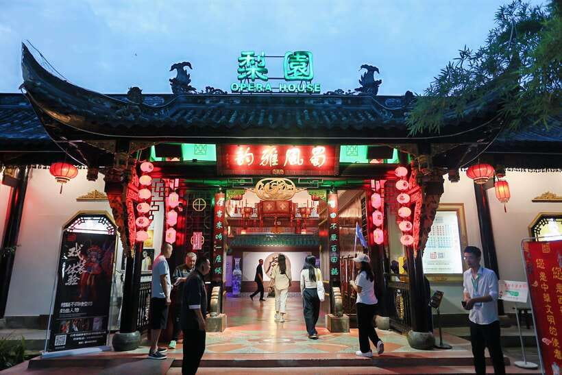 Chengdu: Sichuan Opera Face-Changing and Acrobatics Show - Why Shufeng Yayun feels like a Chengdu night, not just a show