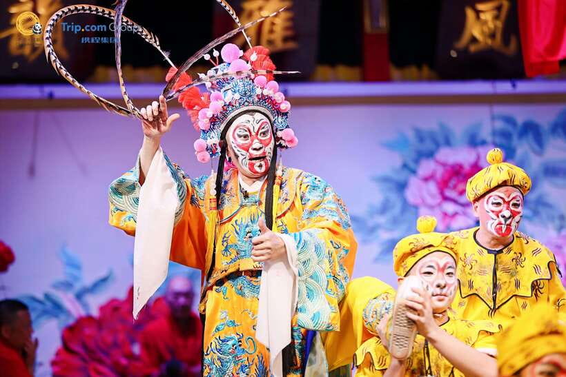 Chengdu: Sichuan Opera Face-Changing and Acrobatics Show - The 8:00 show rhythm and what the 1.5 hours is really like
