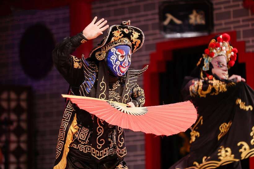 Chengdu: Sichuan Opera Face-Changing and Acrobatics Show - More than spectacle: costumes, makeup, and dress-up moments