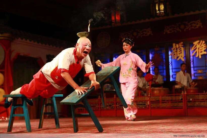 Chengdu: Sichuan Opera Show & Covered Bowl Tea & Massage - Costume dressing: the quick, free way to connect with the performance