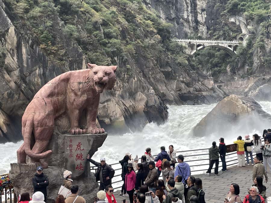 China Shangri-La Tiger Leaping Gorge : A Canyon Adventure - First Bend of the Yangtze: starting with the big river viewpoint