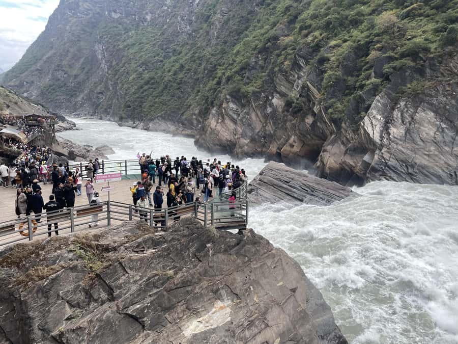 China Shangri-La Tiger Leaping Gorge : A Canyon Adventure - The escalator option: when saving steps makes the day better