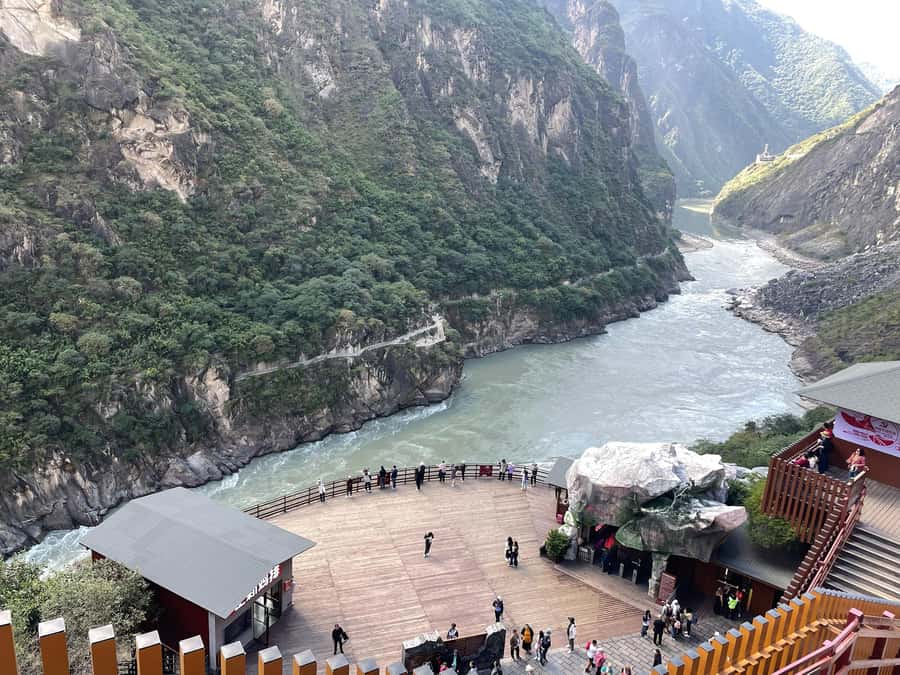 China Shangri-La Tiger Leaping Gorge : A Canyon Adventure - Small group size and strong driving: the difference you feel