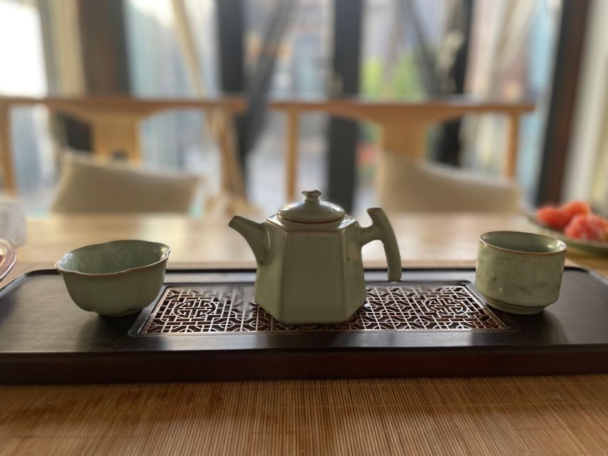Chinese Tea ceremony in Beijing Hutong courtyard - Choosing Your Tea: Black, Green, Wulong, or Pu’er