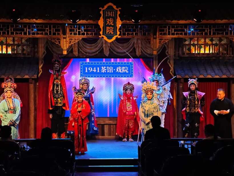 Chongqing 1941 theatre: Tea Art Performance with Folk Art - Face-changing makeup and the magic-like rotation effect