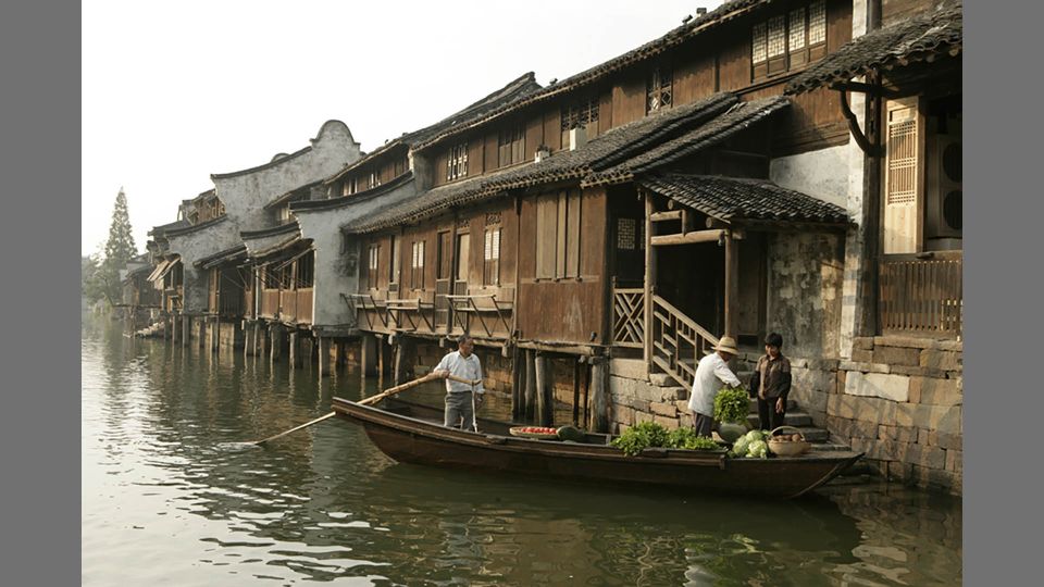 Delve into Wuzhen Water Town: Private Tour from Shanghai - Food stop: lunch included, and afternoon departures swap to dinner