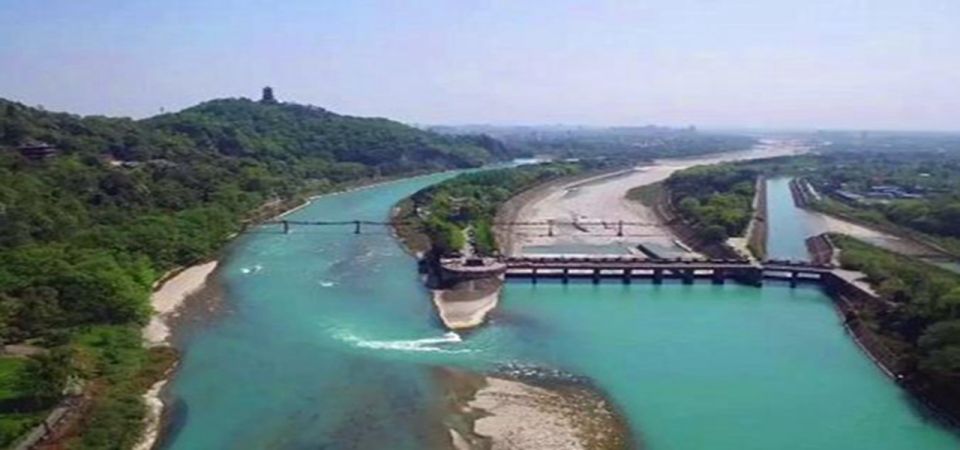 Dujiangyan panda base and irrigation system park day tour - Temples and gardens: what to look for when you have limited time