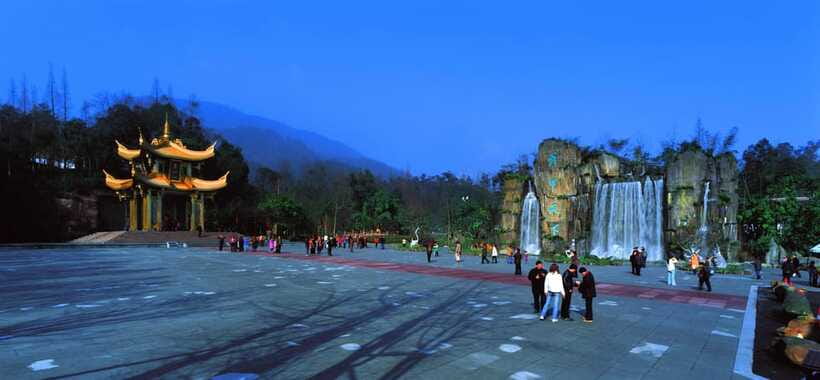 From Chengdu: Mount Emei Day Trip with Golden Summit Visit - Guide time: how Wells and Silvia-style storytelling helps you “read” the mountain