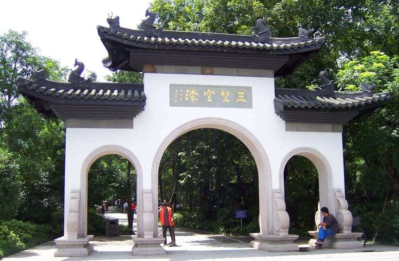 Hangzhou: Fei Lai Peak (Lingyin Temple) E-Ticket - Grotto Walks and Buddhist Carvings at Feilai Peak