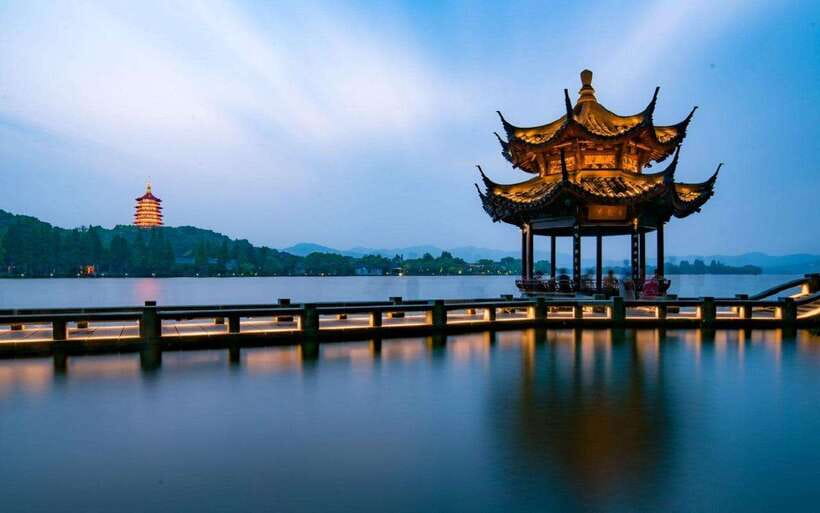 Hangzhou Private Day Trip by Bullet Train from Shanghai - Lunch in Hangzhou: Local food breaks up the sightseeing rhythm