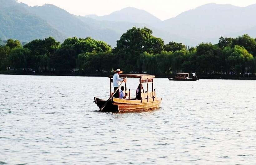 Hangzhou Private One Day Trip from Shanghai by Bullet Train - Feilai Peak: Limestone Caves and Stone Buddha Grottoes