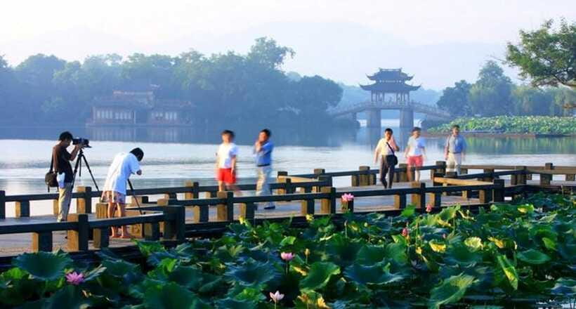 Hangzhou Private One Day Trip from Shanghai by Bullet Train - Hefang Street: Southern Song–Style Lanes for Snacks and Souvenirs