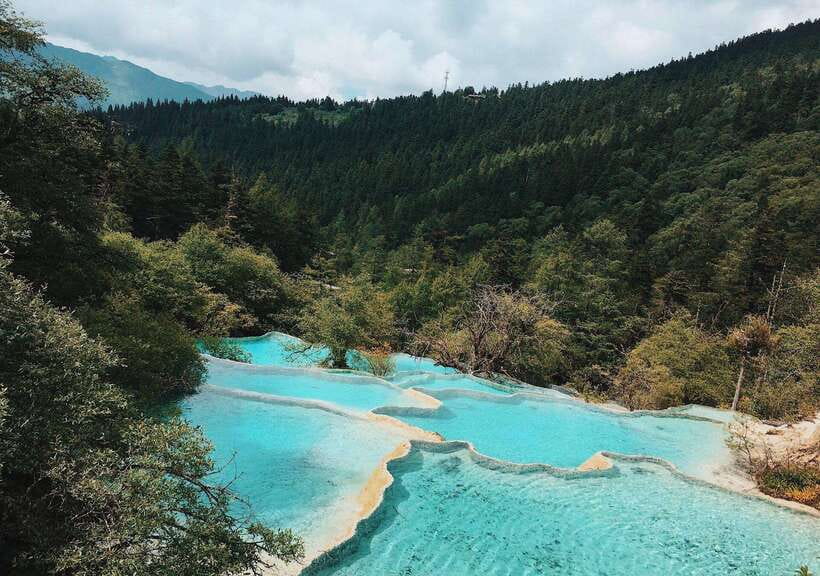 Huanglong Scenic Area: Explore Stunning Five-Colored Ponds - Xuebaoding and Sleeping Beauty Mountain: how the terrain shapes your day