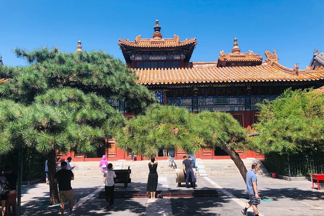 Lama Temple, Hutong and Silk & Pearl Market Private Day Tour - Hongqiao Pearl Market: shopping with a guardrail