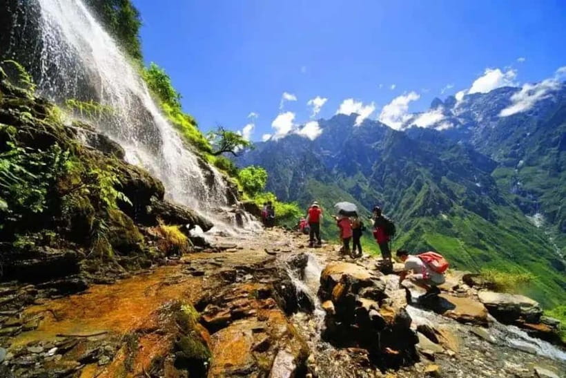 Lijiang to Shangri-La HuXiang Road Private Scenic Tour - Tiger Leaping Gorge Observation Deck: The Canyon Before You Even Walk