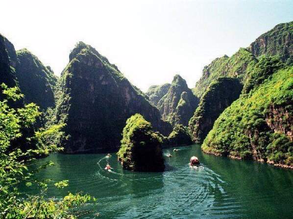 Longqingxia Gorge Cruise and Guyaju Cave Dwellings Private Day Tour - Longqingxia Gorge boat cruise: breeze, caves, and temple stops