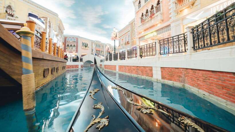 Macau: Venetian-Style Gondola Ride - Why this Venetian-style gondola feels romantic in Macau