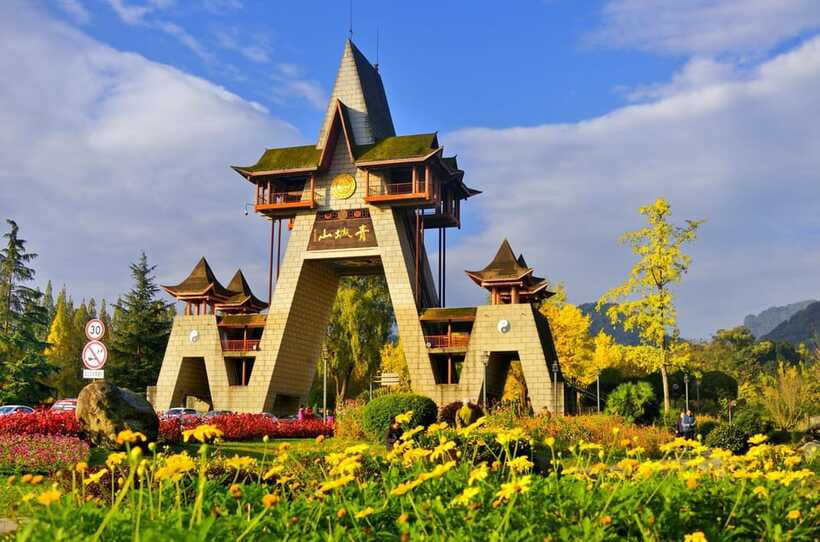 Mount Qingcheng Tour: Explore Serene and Sacred Taoist Site - On the Mountain: Temples, Trails, and the Freedom to Wander