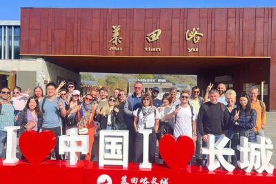 MuBus: Mutianyu Great Wall ENG/ESP/RUS Guided Bus Tour - Two departure times: how the 8:00 and 10:00 buses change your day