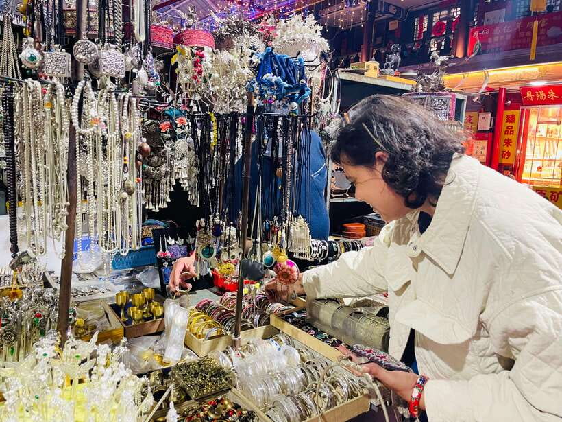 Night Market Haggling Adventure with an English Guide! - Starting off at Panjiayuan: where you’ll be and how long you’ll shop