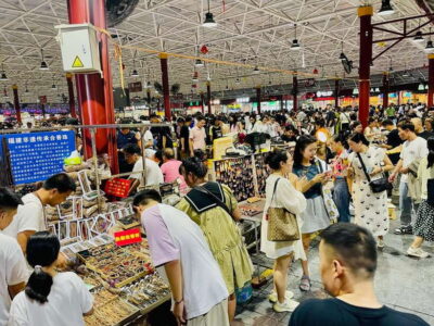 Night Market Haggling Adventure with an English Guide! - The English guide: your bargaining translator, not just a follower