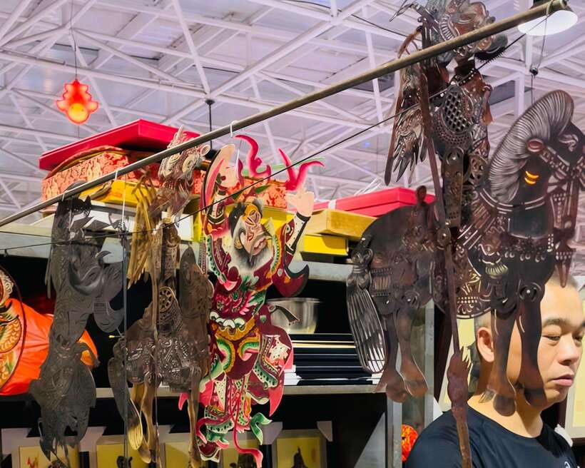 Night Market Haggling Adventure with an English Guide! - How to shop smart when a guide helps you haggle