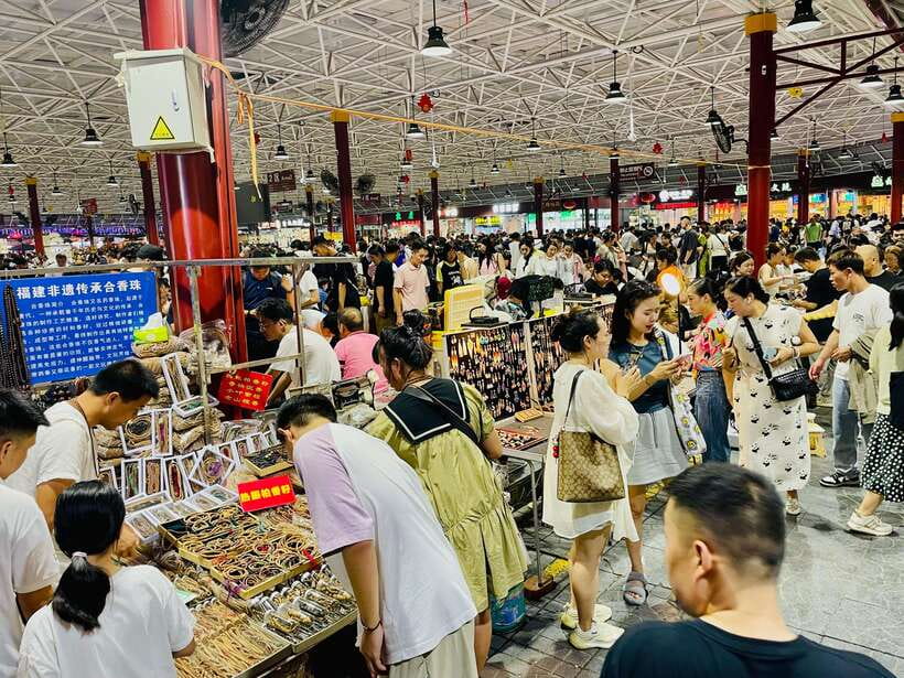 Night Market Haggling Adventure with an English Guide! - The English guide: your bargaining translator, not just a follower