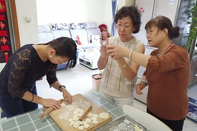 Private Home Cooking Class:Dumpling Cooking Class Tour in Xi'an - Meeting your English guide and local family: how communication works