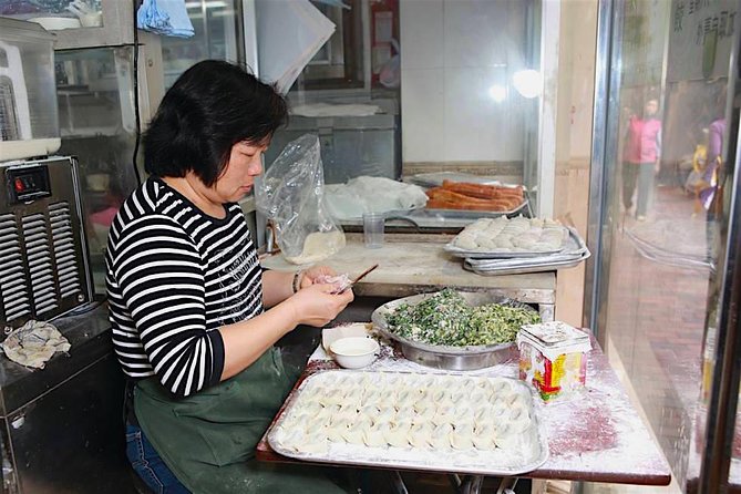 Private Kowloon Michelin Rated Street Food & Culture Tour - Price and value: what $222.35 really buys you