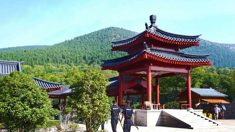 Private Tour: Longmen Grottoes, Shaolin Temple & Kungfu Show - Lunch, then Kungfu show: timing that keeps you from feeling hungry or lost