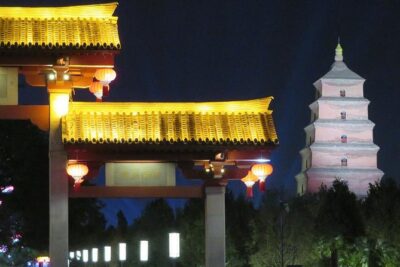 Private Xi’an Night & Food Tour by Tuk Tuk and Public Transportation - Muslim Quarter after dark: street food with context