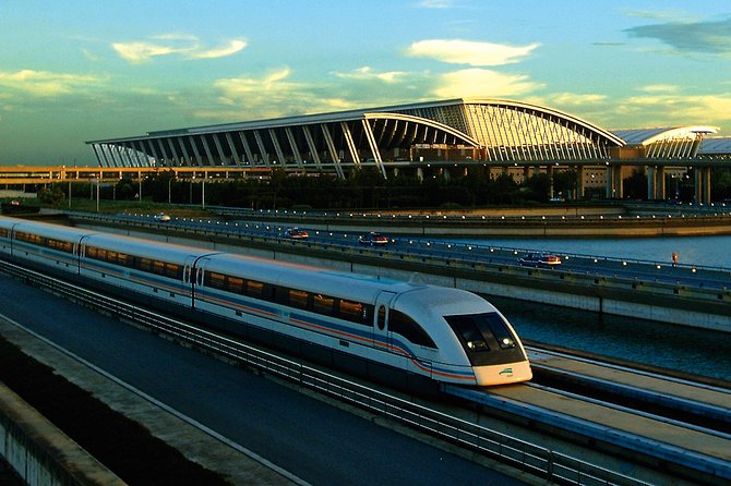 Round-trip Transfer by High-Speed Maglev Train: Shanghai Pudong International Airport - The Maglev Ride: Eight Minutes of Speed, Then a Car Finish