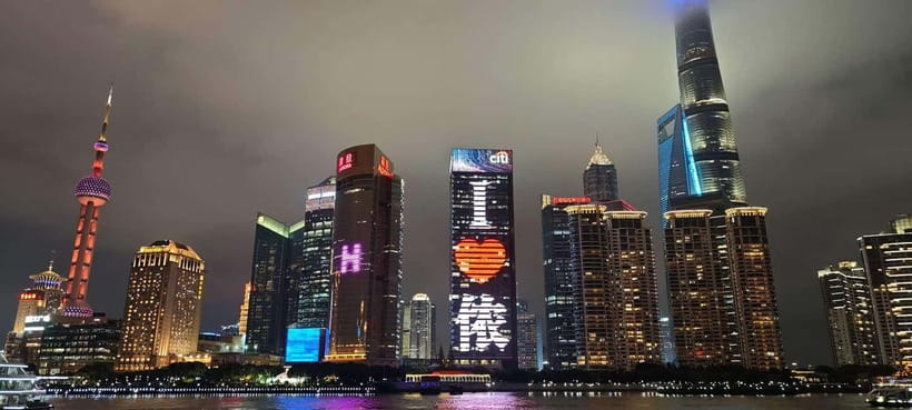Shanghai: After Dark Dinner and Huangpu River Night Cruise - Getting comfortable: cold air, warm interiors, and photos