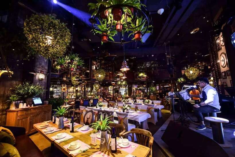 Shanghai bar hopping tour in the former french concession - Stop 1 at Funkadeli: kickoff drinks and social momentum