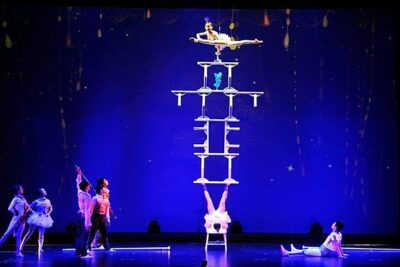Shanghai Dinner and Acrobatics Show - The Guide Factor: English Support Makes The Night Smoother