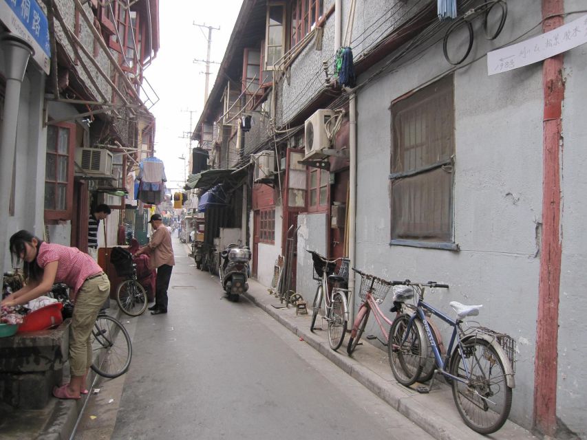 Shanghai: Guided Bicycle Tour - Yu Garden and the City God Temple area from your bike seat