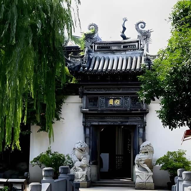 Shanghai Urban Sightseeing & Zhujiajiao Water Town Bus Tour - Zhujiajiao Water Town: Stone Bridges and Traditional Private Gardens