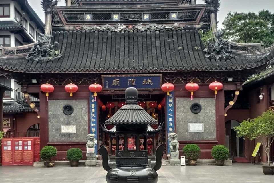 Shanghai: Yu Garden and City God Temple Walking Tour - City God Temple: Taoist faith and the marketplace it created