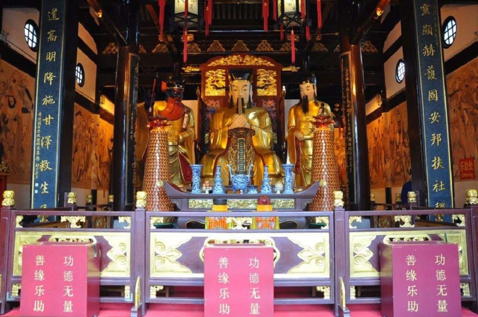 Shanghai: Yu Garden and City God Temple Walking Tour - Optional soup dumplings: a guided way to judge Xiaolongbao